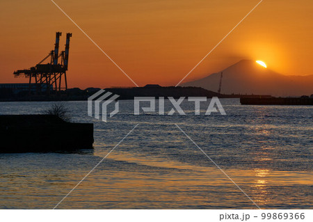 工場のキリンとダイヤモンド富士 ハーバーウォーク曽我 工場のキリンとダイヤモンド富士 ハーバーウォーク曽我 99869366