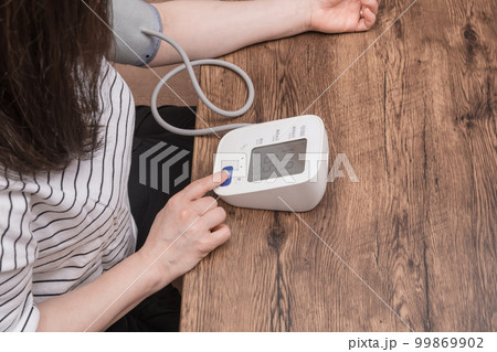 【血圧を計る主婦 低め】 【血圧を計る主婦 低め】 99869902