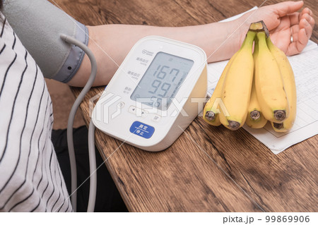 【血圧を計る主婦　高め】 99869906