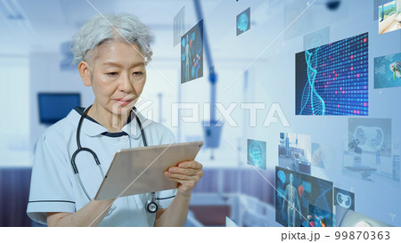 医療画面を見る白衣のシニア女性 99870363