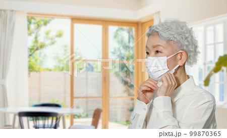 室内でマスクをつけるシニア女性 99870365