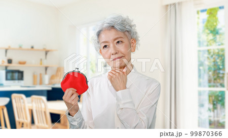 お金に困るシニア女性 お金に困るシニア女性 99870366