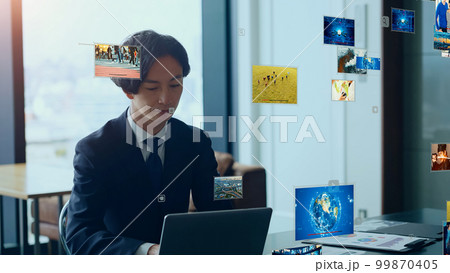 動画を見る男性　映像コンテンツ 99870405