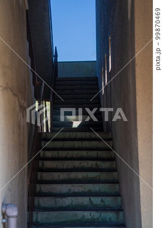旧耐震基準の分譲マンション 非常階段 旧耐震基準の分譲マンション 非常階段 99870469