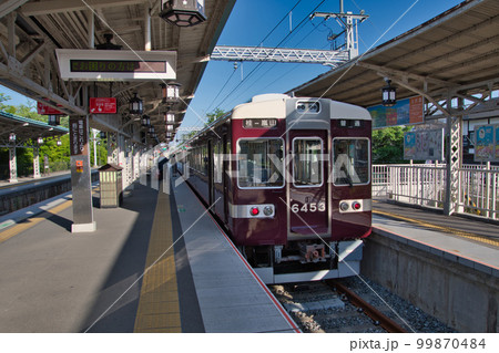 阪急電車が嵐山駅で停車する様子 京都 日本 阪急電車が嵐山駅で停車する様子 京都 日本 99870484