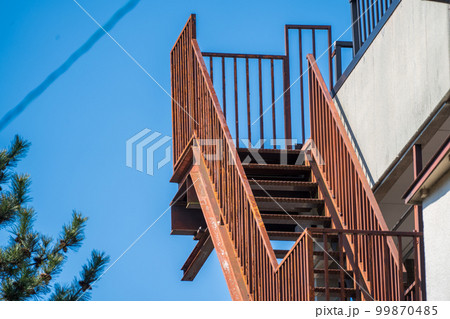 旧耐震基準の分譲マンション　非常階段 99870485