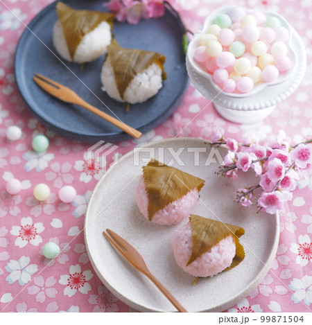 桃の節句 紅白の桜餅 99871504