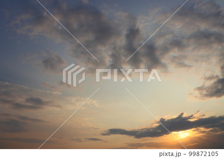 夕暮れの空　太陽光　雲　空のみ 99872105