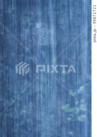 背景素材・梅雨・激しく降る雨のイメージ 99872721