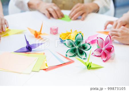 折り紙を折るシニア女性と介護士　撮影協力「LINK FOREST」 99873105