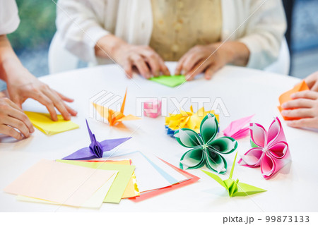 折り紙を折るシニア女性と介護士 撮影協力「LINK FOREST」 折り紙を折るシニア女性と介護士 撮影協力「LINK FOREST」 99873133