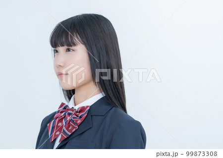 制服を着た女子高生の上半身 99873308