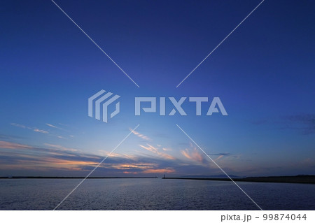 幻想的な冬の夕暮れ空と港・冬‣超広角・空主体・230112pm 99874044