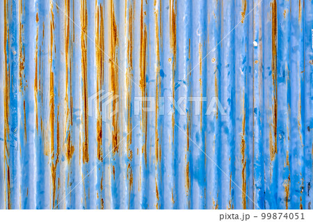 塗装の剥がれたトタンの外壁　東京 99874051