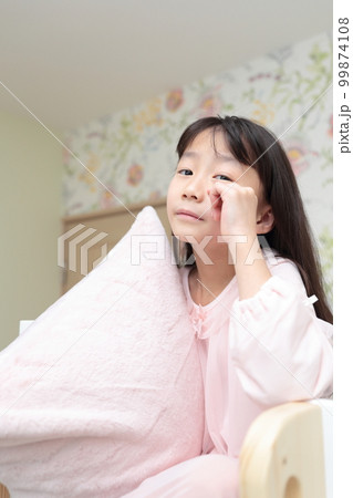 ベッドで眠る小学生の女の子 ベッドで眠る小学生の女の子 99874108
