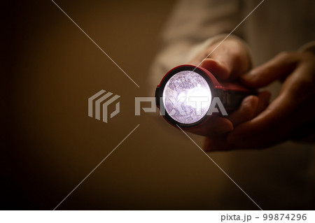懐中電灯 防災グッズのイメージ素材 懐中電灯 防災グッズのイメージ素材 99874296