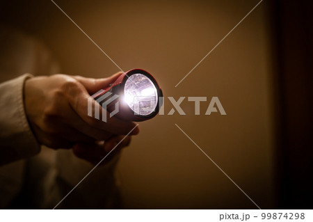 懐中電灯　防災グッズのイメージ素材 99874298