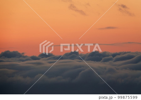 春の夕暮れ空と躍動する雲の幻想的な遠景・望遠・空主体・220412pm 99875599