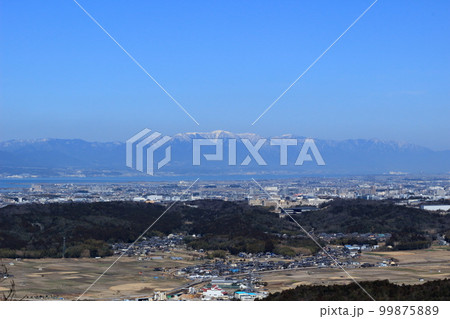 湖南アルプス堂山の登山道から眺めた雪をかぶった琵琶湖対岸の比良山地 99875889
