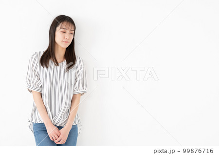 うつむく女性　下を見る 99876716