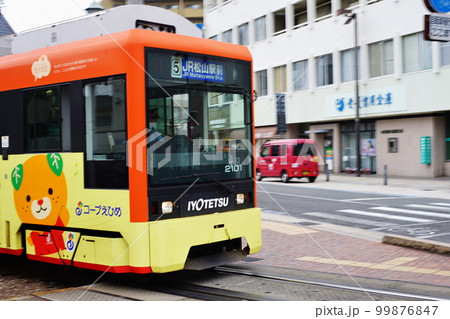 松山市内を走る路面電車の情景 松山市内を走る路面電車の情景 99876847