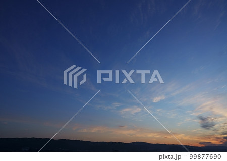 春の朝焼け空と山のシルエット・空主体・220502am 春の朝焼け空と山のシルエット・空主体・220502am 99877690