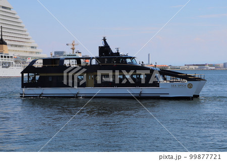 神戸港から瀬戸内海に向かうクルーズ船シースピカ 99877721