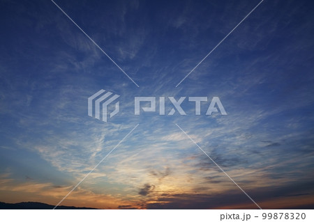 多様な雲が多彩に朝焼けした空・春・空主体・220502am 99878320