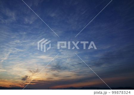 多様な雲が多彩に朝焼けした空・春・空主体・220502am 99878324