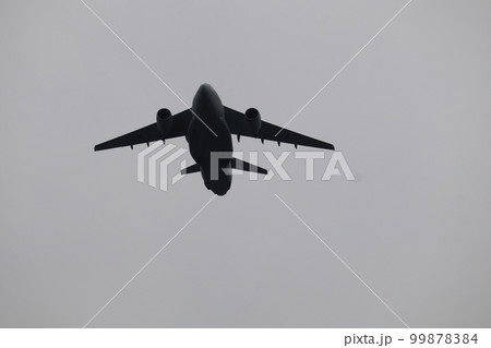 航空自衛隊奈良基地上空をフライパスするC-2輸送機 99878384