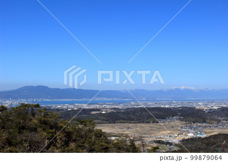 堂山からの春を待つ琵琶湖周辺の風景 堂山からの春を待つ琵琶湖周辺の風景 99879064