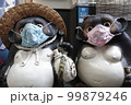 コロナ禍のたぬき像 99879246