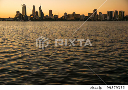 パースのスワン川とビル群の夕暮れ(朝焼け)の絶景 99879336
