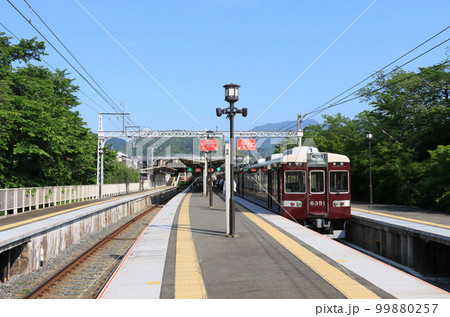 嵐山駅に停車する阪急の6300系電車 99880257