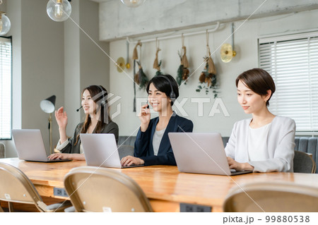 ビジネス 女性 ヘッドセット ビジネス 女性 ヘッドセット 99880538