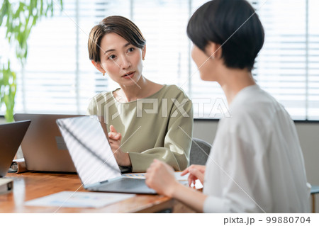 ビジネス　女性　3人　ミーティング 99880704