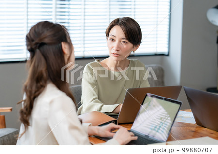 ビジネス　女性　3人　ミーティング 99880707