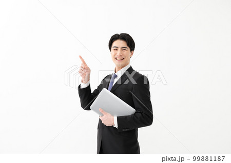 ビジネスマン　ポートレート　指差し 99881187
