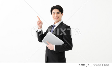 ビジネスマン　ポートレート　指差し 99881188