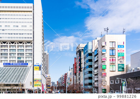 東京都　中野サンプラザと中野通り　繁華街 99881226
