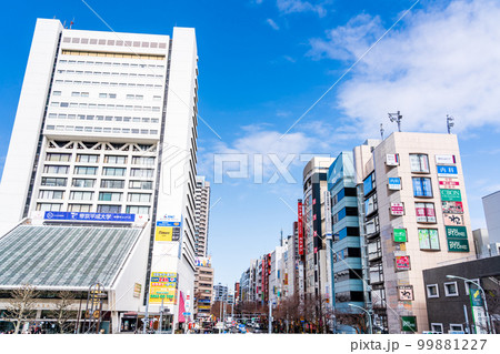 東京都　中野サンプラザと中野通り　繁華街 99881227