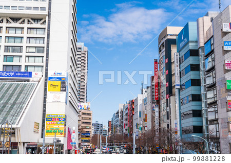 東京都　中野サンプラザと中野通り　繁華街 99881228