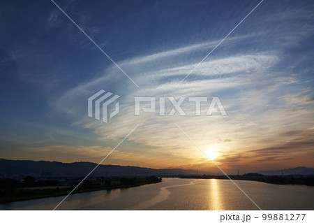 多様な雲が現れた春の朝空と反射する川・空主体・220502am 多様な雲が現れた春の朝空と反射する川・空主体・220502am 99881277