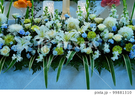 カサブランカが入ったお洒落な花祭壇 99881310