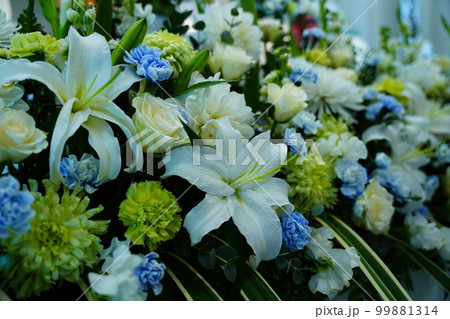カサブランカが入ったお洒落な花祭壇 カサブランカが入ったお洒落な花祭壇 99881314