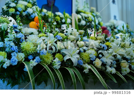 お洒落な花祭壇 99881316