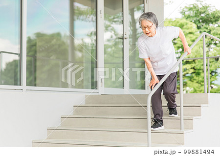 関節痛・膝痛のリハビリで階段の昇り降りをする高齢者女性（ロコモ・フレイル・サルコペニア・骨粗鬆症） 99881494