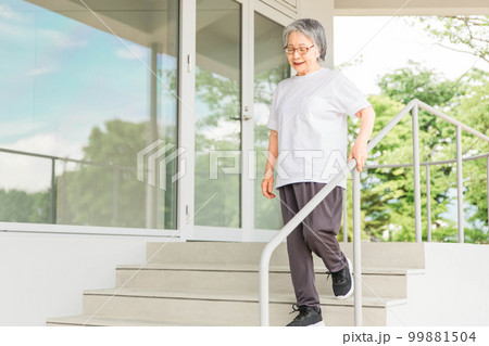 リハビリで階段の昇り降りをする高齢者女性（ロコモ・フレイル・サルコペニア・骨粗鬆症） 99881504
