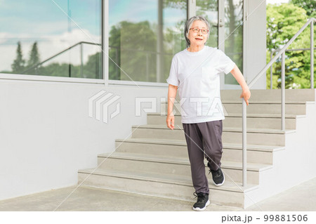 リハビリで階段の昇り降りをする高齢者女性（ロコモ・フレイル・サルコペニア・骨粗鬆症） 99881506