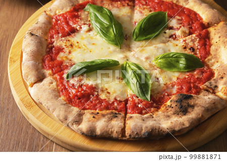 美味しそうな窯焼きピザマルゲリータ 美味しそうな窯焼きピザマルゲリータ 99881871
